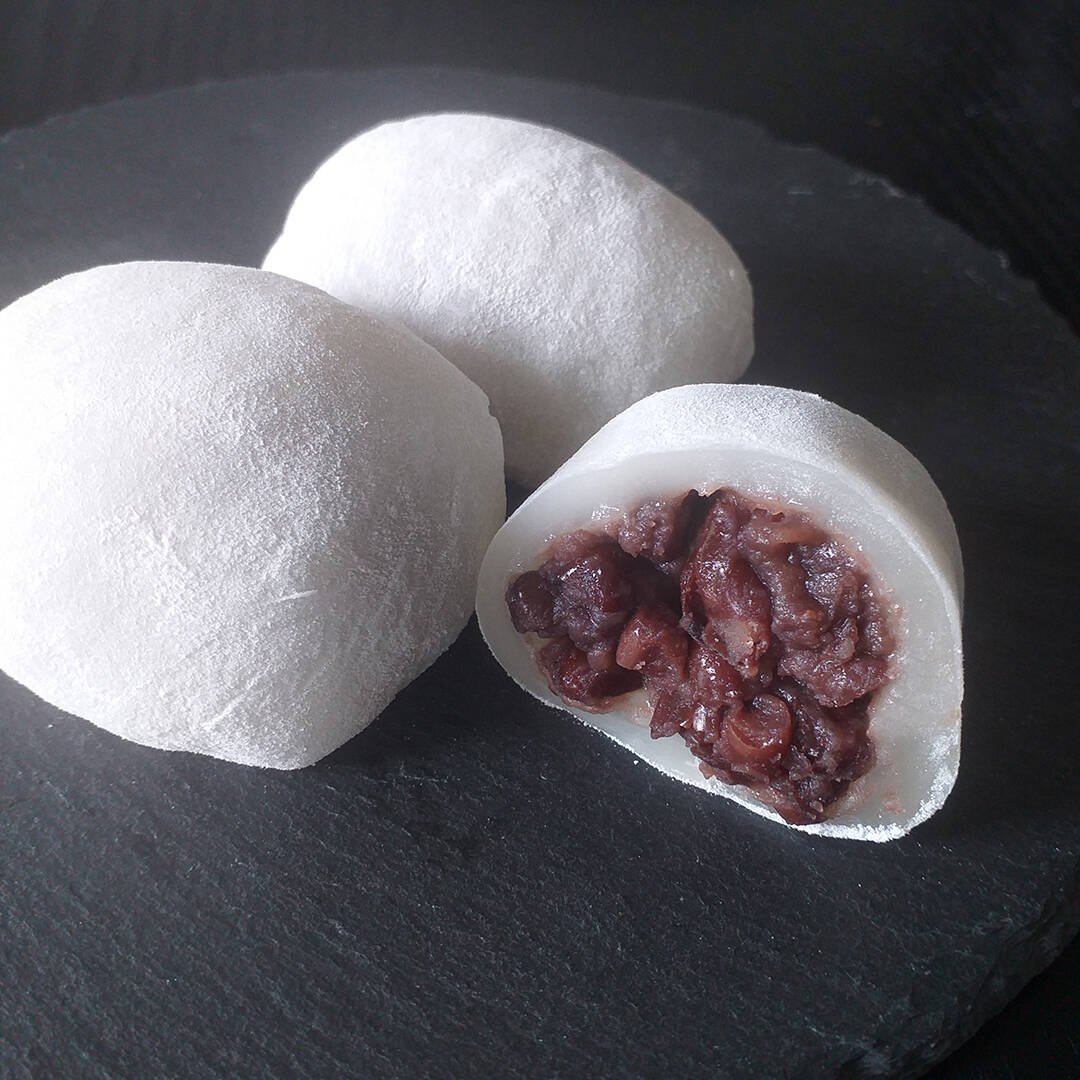 Fresh made-to-order daifuku mochi and Japanese delicacies 手作り